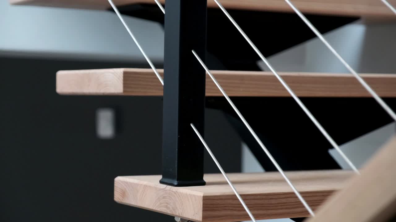 Balaustra di scala moderna industriale su misura con gradini in legno di quercia