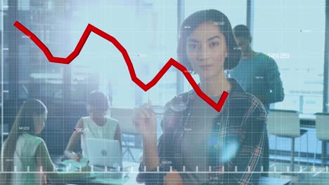 Animación-De-Línea-Roja-Y-Procesamiento-De-Datos-Financieros-Sobre-Empresaria-Asiática-En-El-Cargo