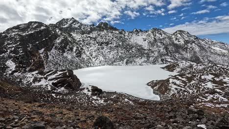 Santuario-De-Montaña:-Las-Aguas-Cristalinas-Del-Lago-Gosainkunda-Con-Un-Telón-De-Fondo-De-Impresionantes-Picos-Altos.