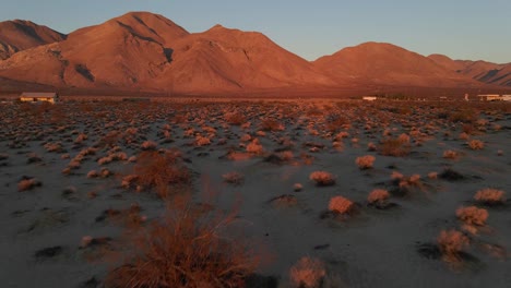 Paisaje-Desértico-Con-Montañas-En-California-Durante-El-Amanecer