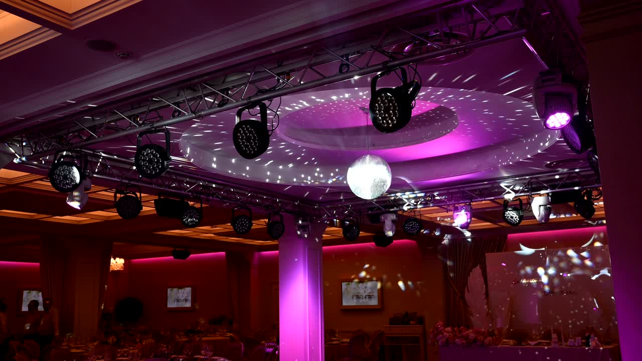 bola de disco, vista desde abajo, desde las vigas de la bola de discoteca, luz de escenario, bola de espejo