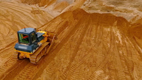 Raupenbulldozer-Steht-An-Der-Sandmine.-Baumaschinen-Im-Sandsteinbruch