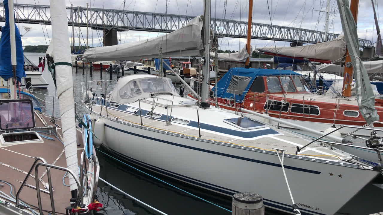 작은 벨트 위의 요트 선착장