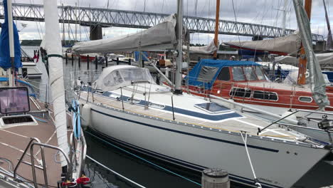 puerto deportivo de yates sobre un pequeño cinturón