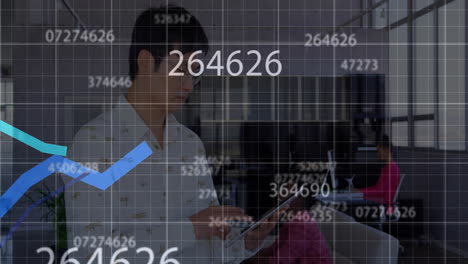 animación de gráficos de líneas y números cambiantes sobre empresario asiático trabajando sobre tableta en la oficina