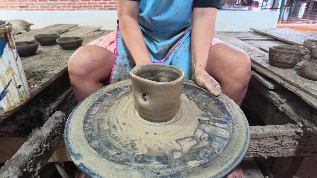 Artigiano thailandese crea ceramiche artigianali su un tornio a Koh Kret, Nonthaburi