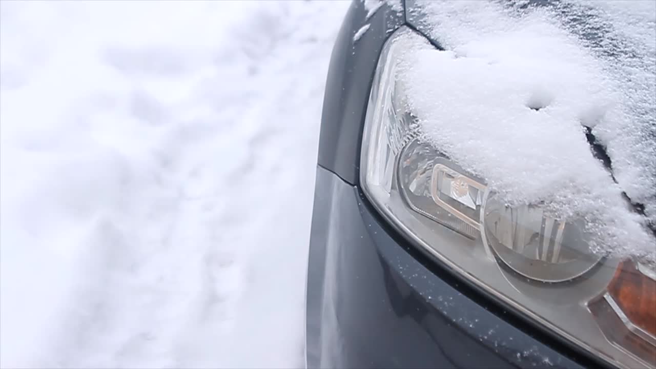 nieve en el coche en condiciones de congelación en invierno almacen de metraje de video