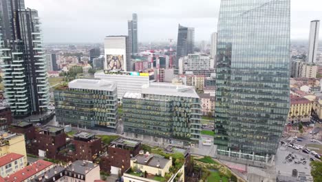 Modernos-Edificios-De-Cristal-Del-Distrito-Vaserine-De-Milán,-Vista-Aérea.