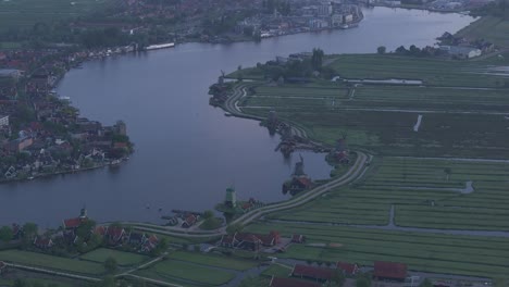 Tiro-Inclinado-Hacia-Arriba-De-Los-Molinos-De-Viento-Zaanse-Schans-Durante-Una-Mañana-Nublada,-Antena