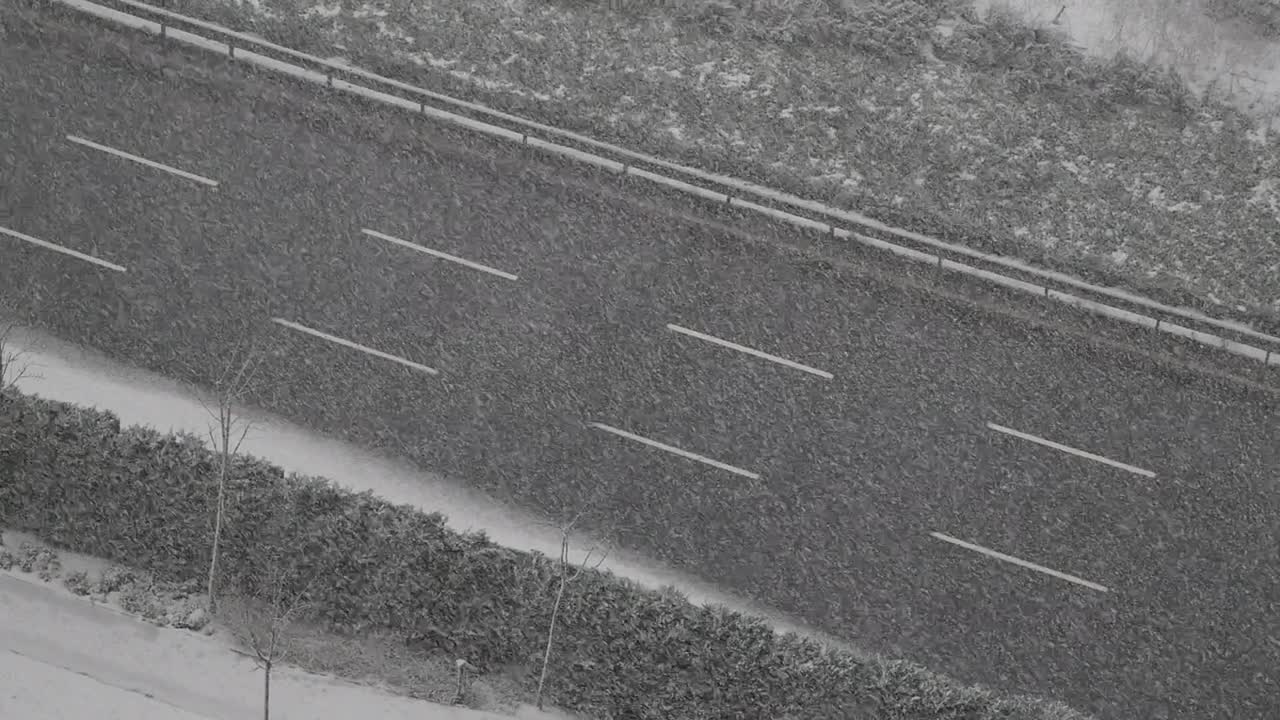 고속도로에서 눈이 내리고 있습니다.