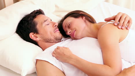 Afectuosa-Pareja-Durmiendo-Juntos-En-La-Cama