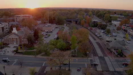 Bahnhof-Und-Gleise-Mit-Pfanne,-Die-Das-Rathaus-In-Kirkwood,-Missouri,-Bei-Sonnenuntergang-An-Einem-Wunderschönen-Herbstabend-Zeigen