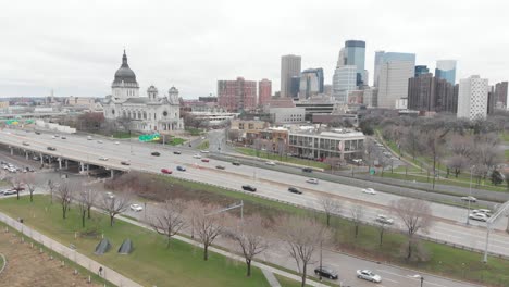 Tráfico-En-El-Centro-De-Minneapolis,-Horizonte-Durante-Una-Tarde-Nublada,-Vista-Aérea