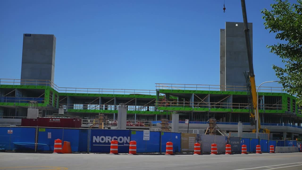 건설 노동자 는 콘 을 옮기기 위해 달린다