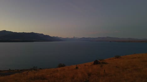 Magic-hour-on-the-grassy-banks-of-Lake-Pukaki,-New-Zealand