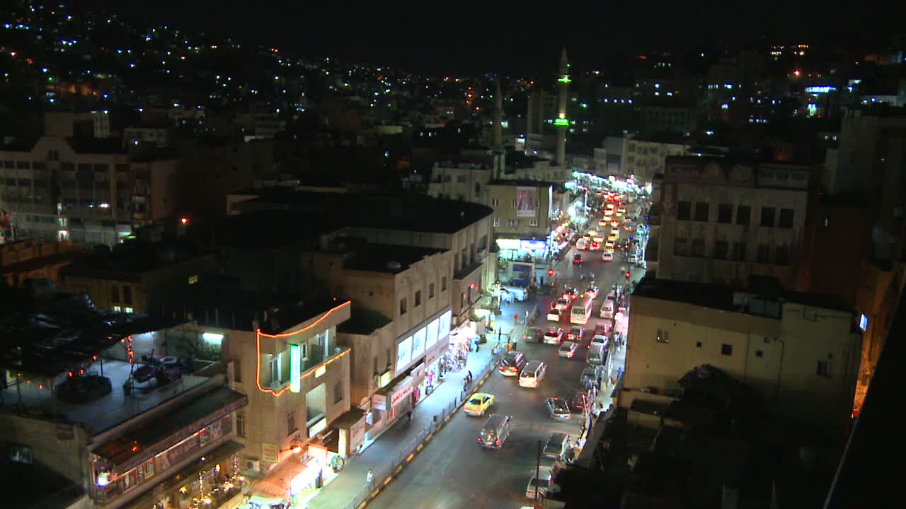요르단 암만 시내의 교통체증에 대한 높은 각도의 야경