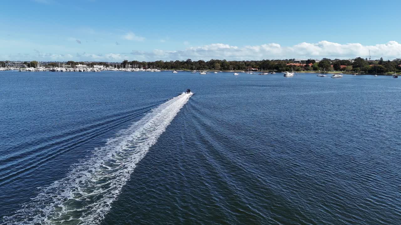 퍼스 마리나 의 스피드 보트 위 의 영화적 인 항공 비행
