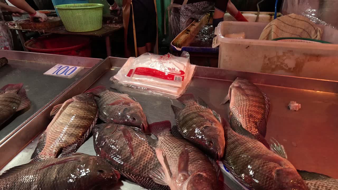 pescado fresco en hielo en un concurrido puesto de mercado