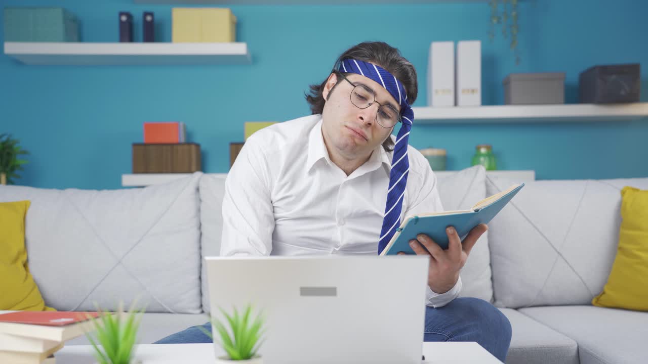 열심히 일하고 재미있는 홈 오피스 직원 남자. 재미있는 비디오.