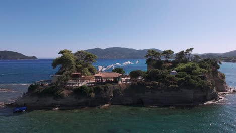 Fliegen-über-Cameo-Insel,-Strand-Und-Weißen-Vorhängen-Im-Blauen-Ionischen-Meerwasser,-Zakynthos,-Griechenland-50fps