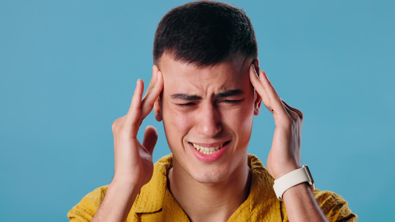 hombre con dolor de cabeza