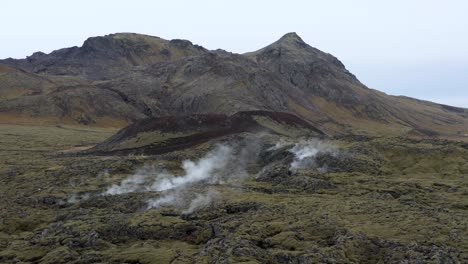 antena de respiraderos de vapor geotérmico en el paisaje volcánico de islandia