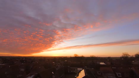 Hermoso-Cielo-Naranja-Sobre-Una-Ciudad-Holandesa-Durante-La-Puesta-De-Sol