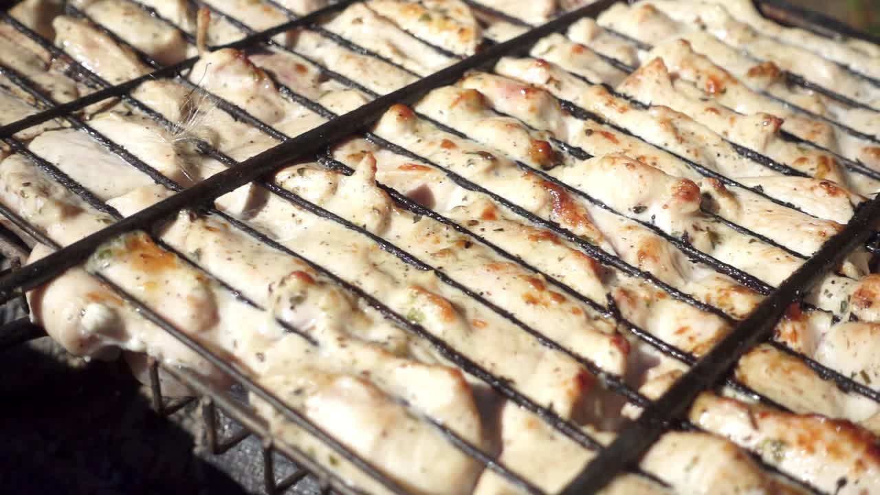 여름 자연에 캠핑에 휴식을 취하는 바베큐 그릴에 맛있는 고기 로스트