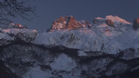 Zeitraffer-Des-Sonnenuntergangs-Des-Erstaunlichen-Berges-In-Den-Albanischen-Alpen