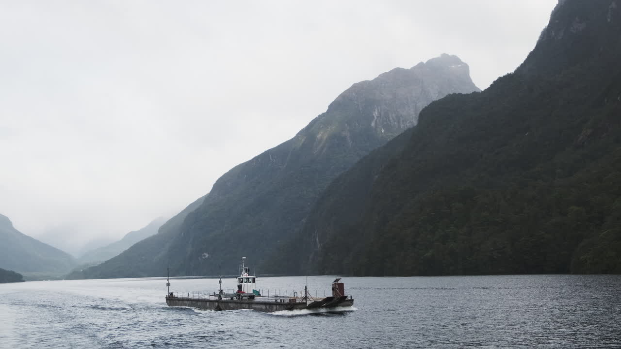 gran barcaza de fondo plano en vías navegables de poco calado, sonido dudoso, patea nueva zelanda