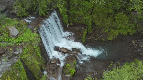 Presa-Y-Cascada-Del-Bosque-Fluvial,-Toma-Panorámica-Aérea,-Daisen,-Tottori-Japón