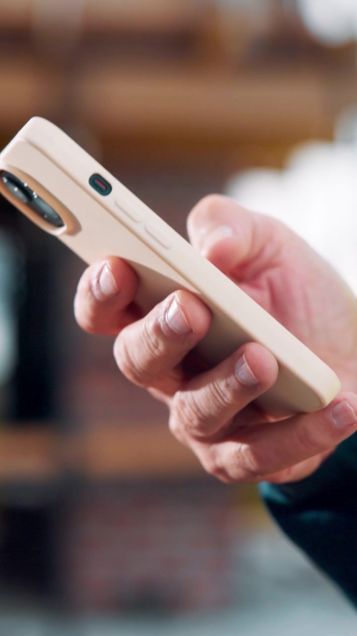 Primo piano di una persona che usa uno smartphone