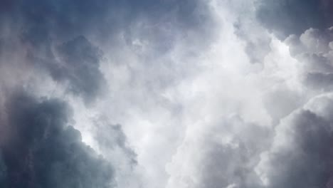 Nubes-Oscuras-Y-Tormenta-Con-Relámpagos