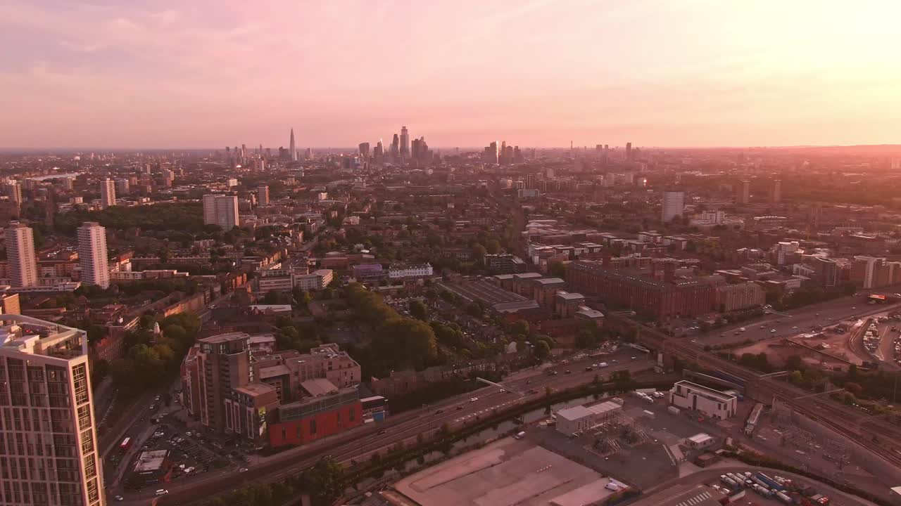 Tramonto a Londra, drone in volo laterale sopra The Shard e il traffico cittadino