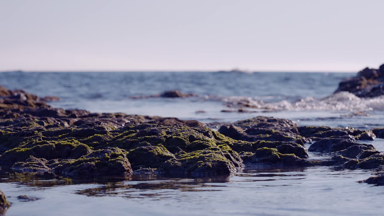 Dettaglio della riva e onde calme del mare in slow motion