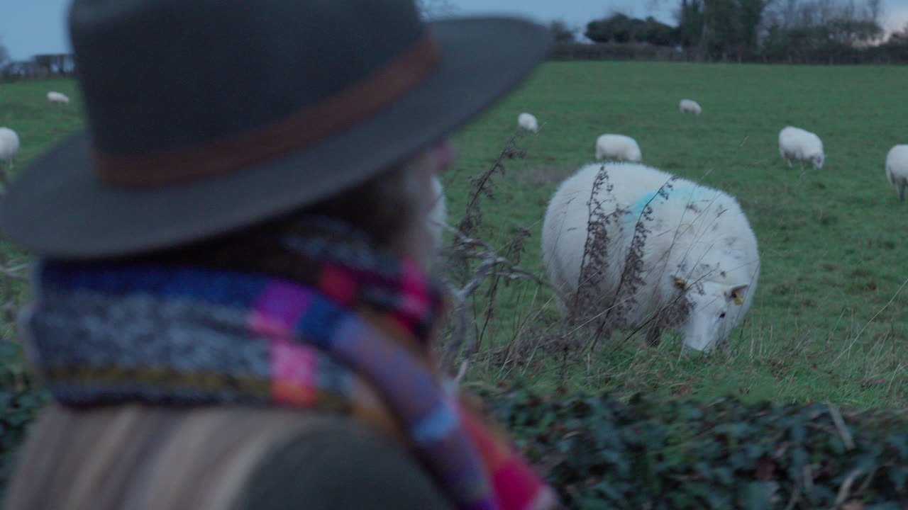 지나갈 때 양을 가리키는 여자