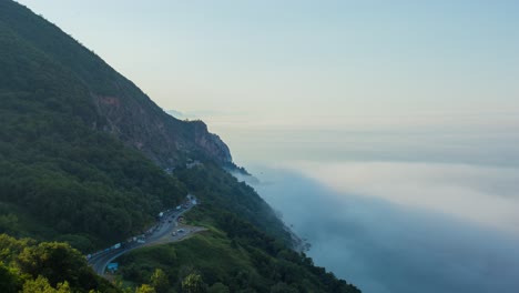 Neblige-Küste-Auf-Der-Bergstraße-Tagsüber-In-Budva-In-Montenegro