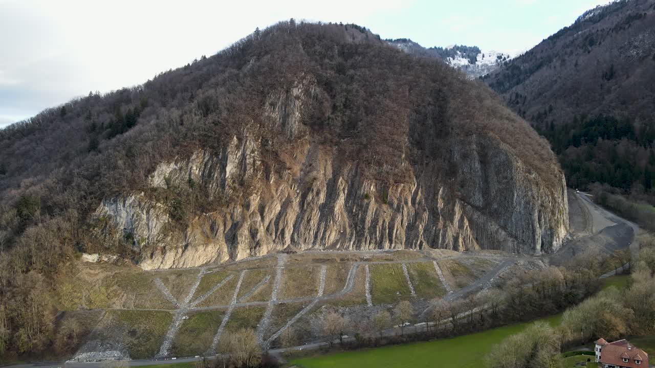 광산과 산업에 영향을 받은 언덕의 일부