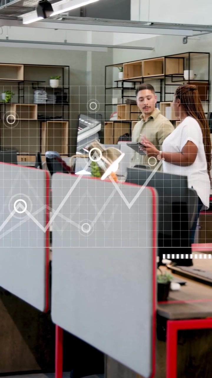 Video vertical: Equipo de trabajo caminando por la oficina, mujer utilizando una tablet que muestra gráficos empresariales para la revisión de datos.