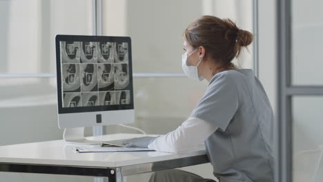 doctora mirando la tomografía computarizada en la clínica