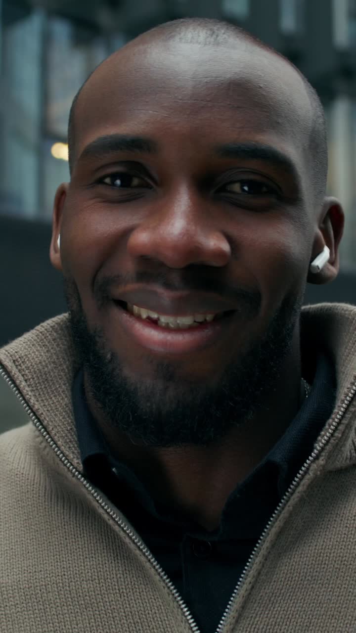 hombre feliz con auriculares