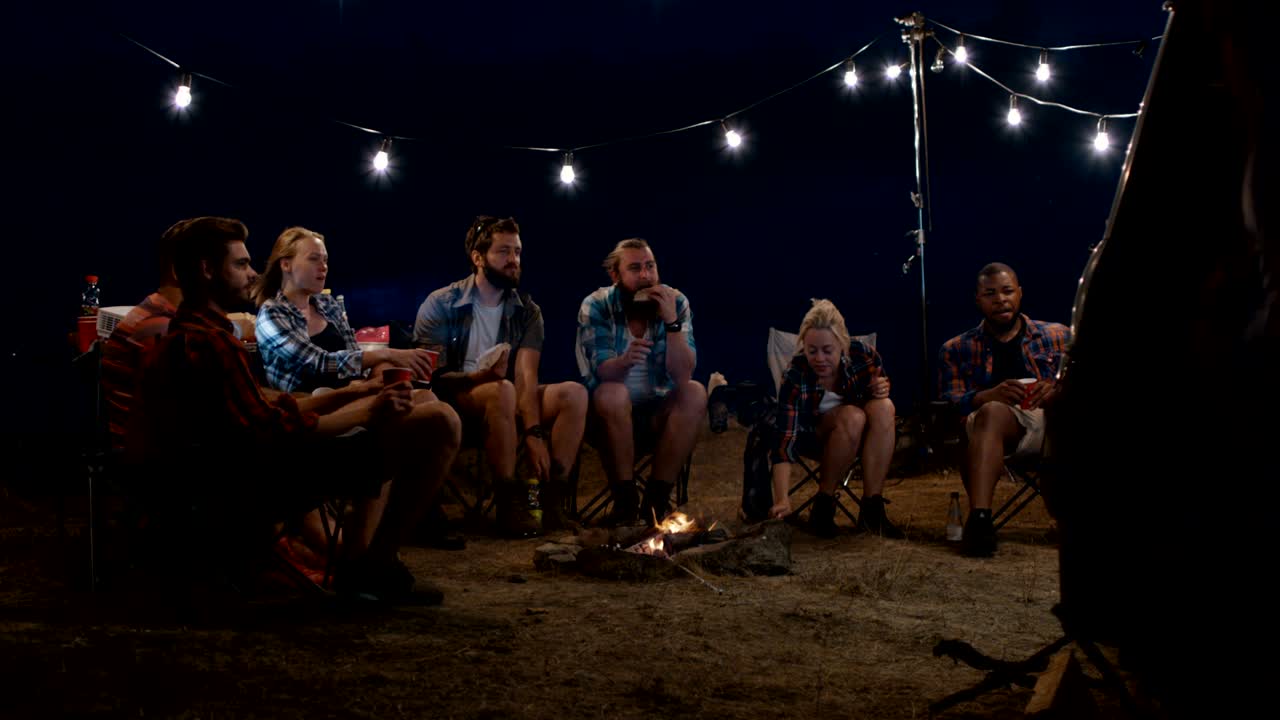 캠프 불 근처 에서 영화 를 보는 젊은이 들