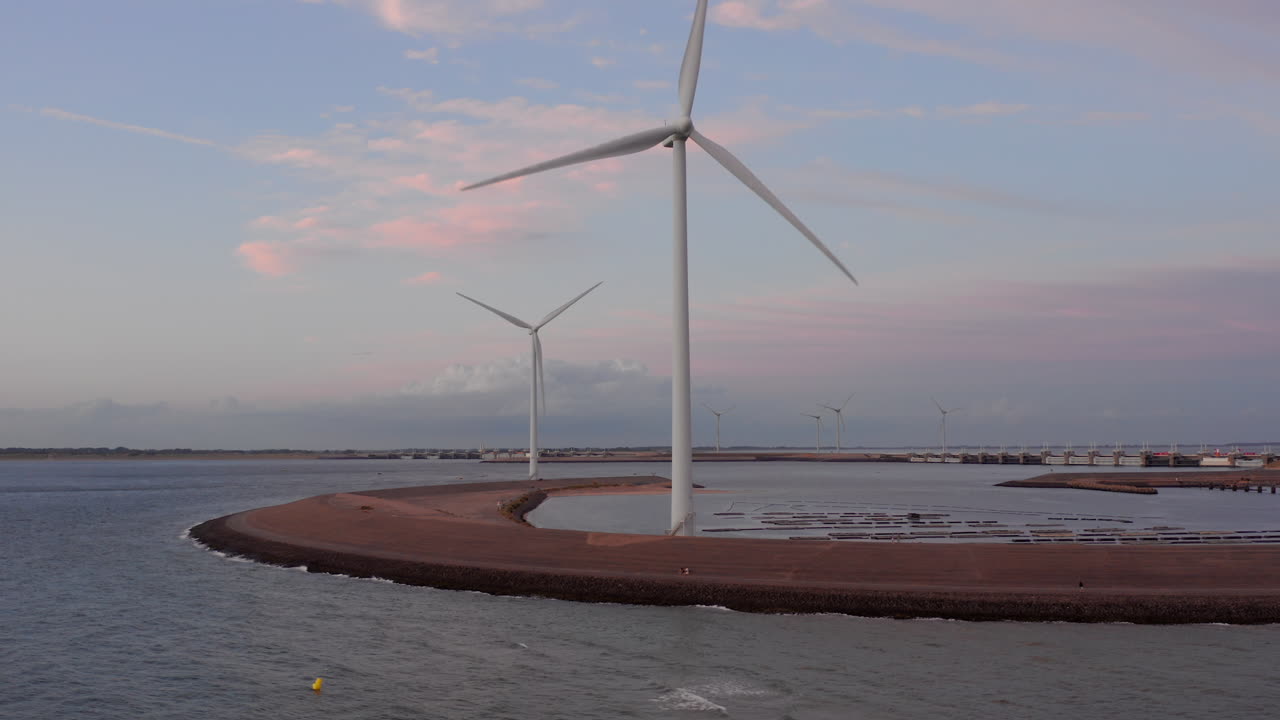 네덜란드 닐체 잔스 섬의 일몰 동안 풍력 터빈
