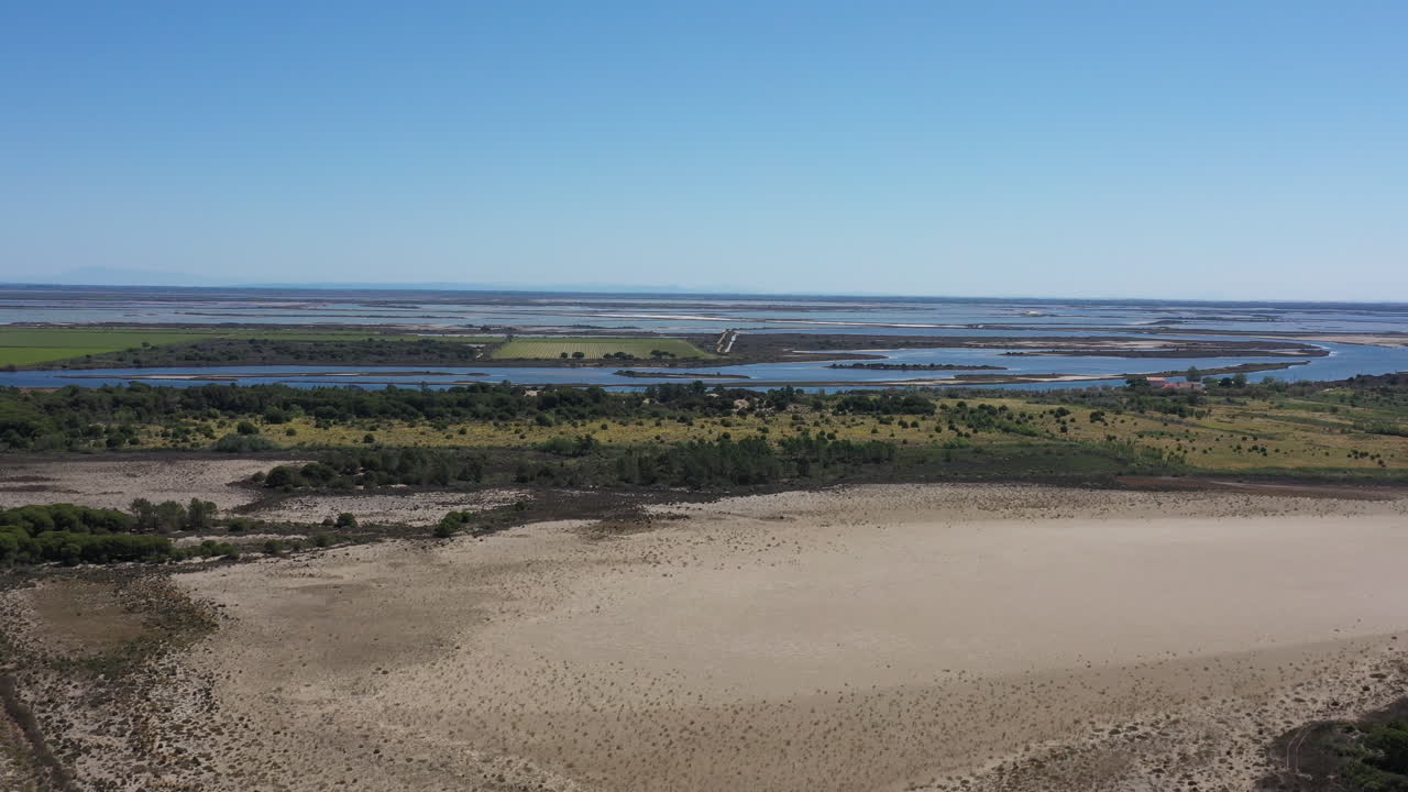 viñedos de playa de arena cultivos y estanque de evaporación de sal toma aérea día soleado