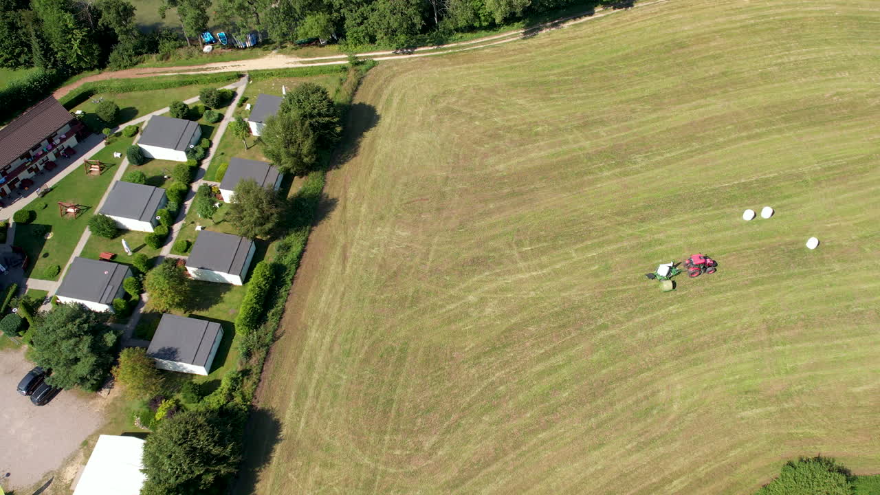 폴란드 chmielno의 들판에서 일하는 건초 베일 트랙터 - 공중 하향식