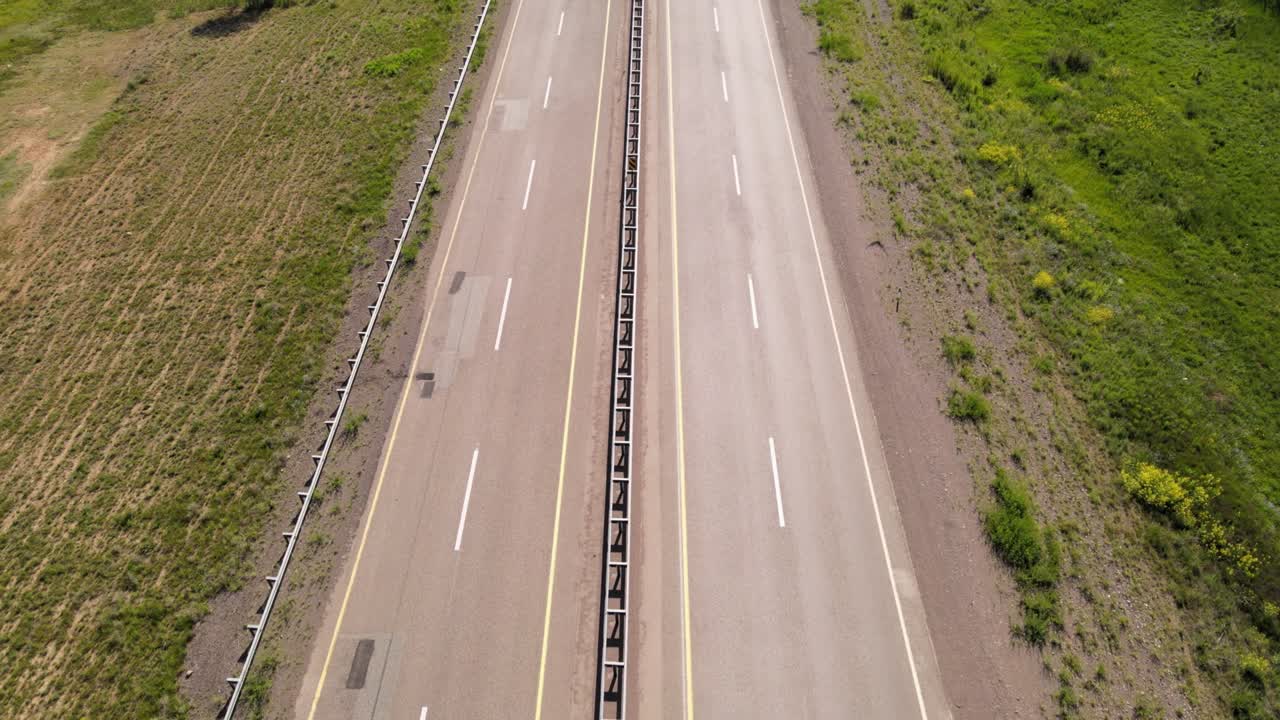 고속도로에서 자동차 운전