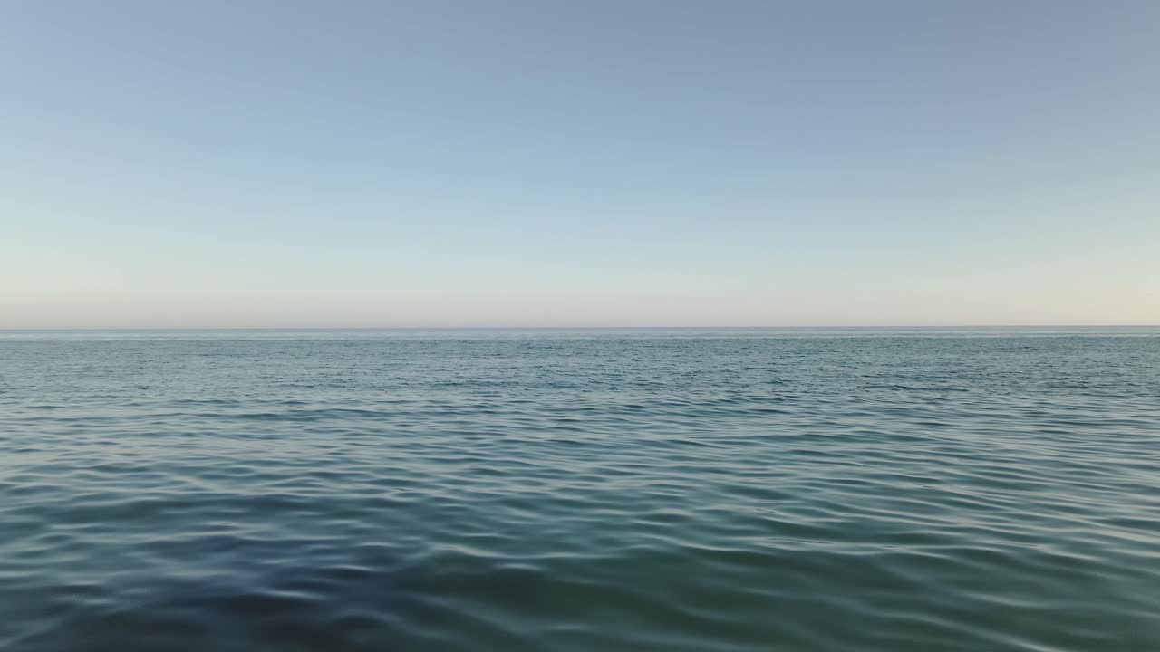광대하고 거대한 열린 바다 바다 경치 푸른 물 잔잔한 파도 표면이 수평선을 내다보고 있습니다.