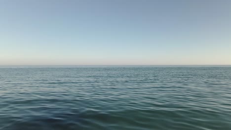 大海海景 藍色水 平靜的海浪 望向地平線