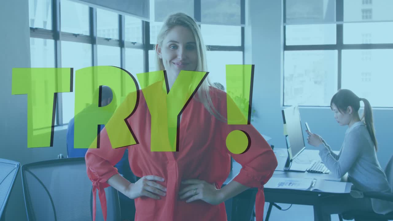 анимация пробного текста над счастливой кавказской деловой женщиной