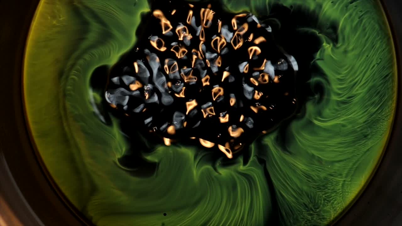 cositas grises y cositas naranjas en la pista de baile, rodeadas de belleza; para obtener más información, busque "videoclip abstracto" entre comillas